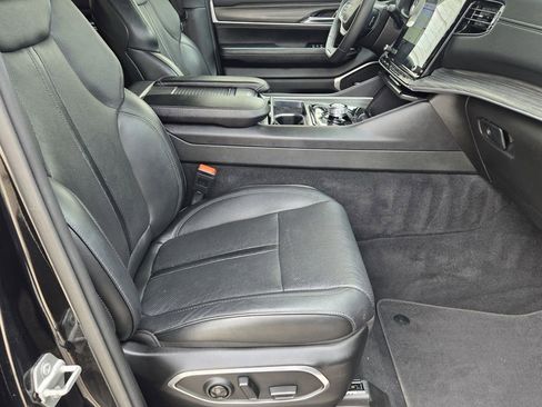 Used 2023 Jeep Wagoneer L Series II image 12