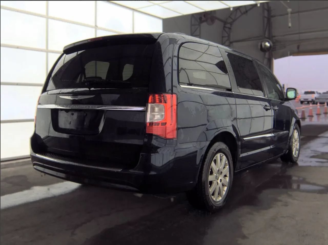 Used 2014 Chrysler Town & Country Touring FWD image 2
