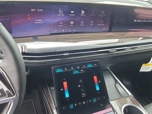 Used 2025 Cadillac Escalade ESV Premium Luxury image 13