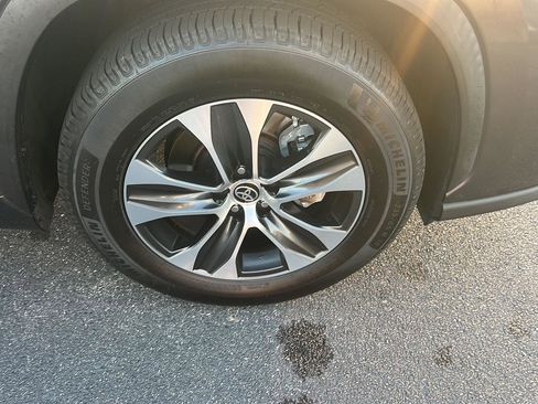 Used 2022 Toyota Highlander XLE image 42