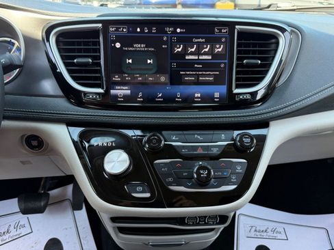 Used 2023 Chrysler Pacifica Touring-L FWD image 12