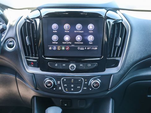 Used 2023 Chevrolet Traverse LT FWD image 3