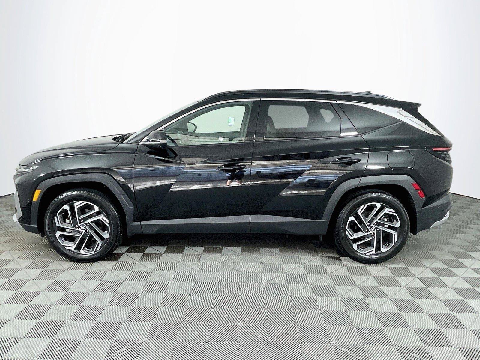 Certified 2025 Hyundai Tucson Limited AWD/4WD image 4