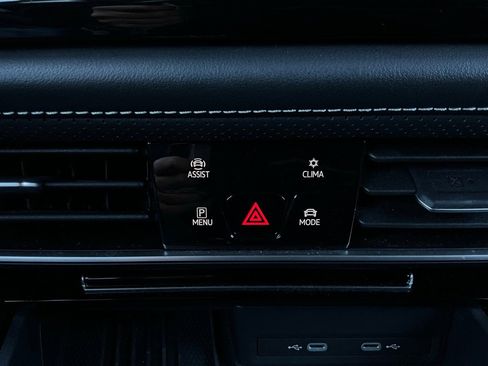 Used 2025 Volkswagen Atlas SE image 28