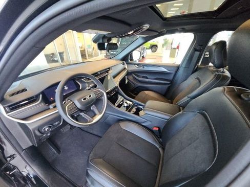 New 2025 Jeep Grand Cherokee Altitude image 32