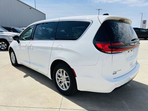 Used 2025 Chrysler Pacifica Select FWD image 36