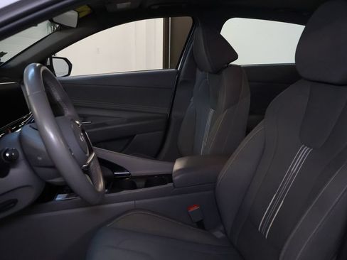 Used 2025 Hyundai Elantra SEL FWD image 13