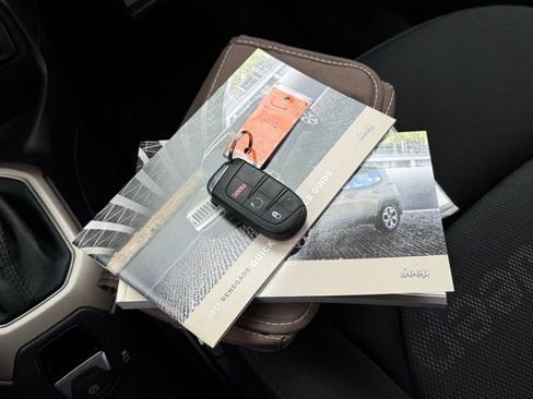 Used 2017 Jeep Renegade Latitude w/ Popular Equipment Group image 5