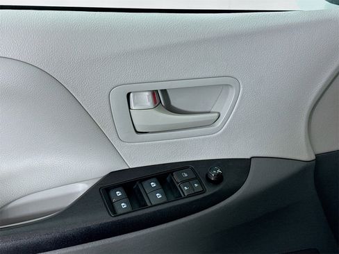 Used 2018 Toyota Sienna L image 16