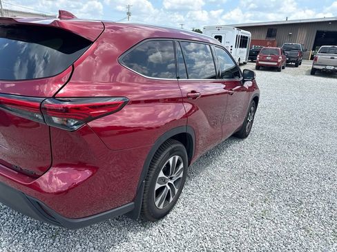 Used 2021 Toyota Highlander XLE AWD/4WD image 6
