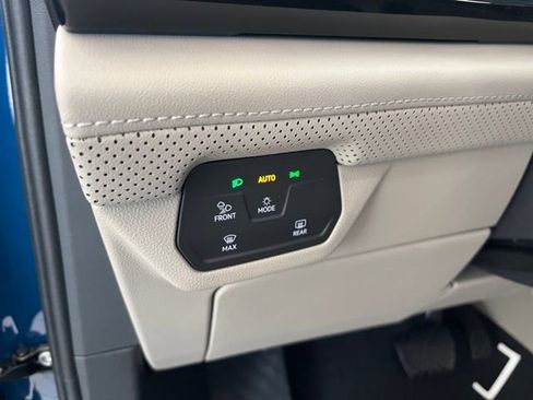 New 2025 Volkswagen Atlas SE FWD image 28