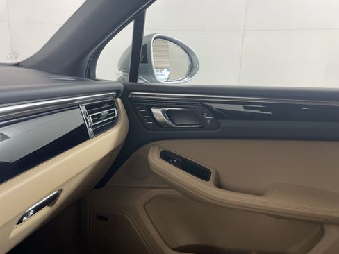 Used 2025 Porsche Macan image 14