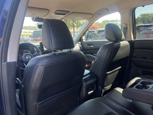 Used 2023 Nissan Pathfinder SL AWD/4WD image 17