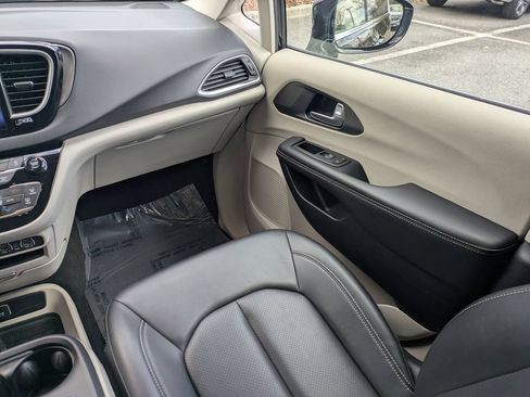 Used 2024 Chrysler Pacifica Touring-L FWD image 19