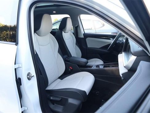 New 2025 Volkswagen Tiguan SE image 25