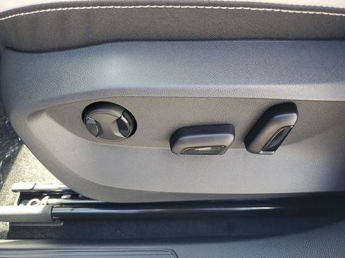 New 2026 Volkswagen Taos SE FWD image 17