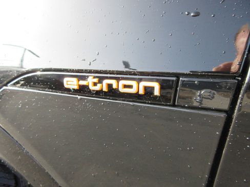 Used 2022 Audi e-tron Premium Plus image 3