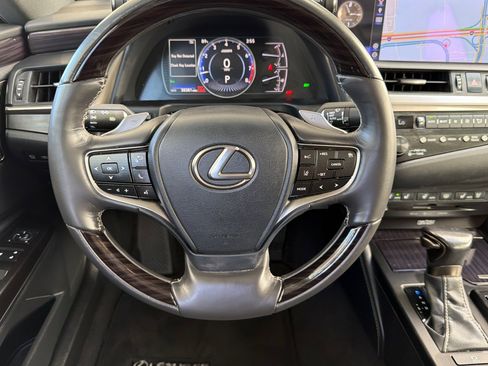 Used 2019 Lexus ES 350 Ultra Luxury w/ Accessory Package 2 FWD image 18