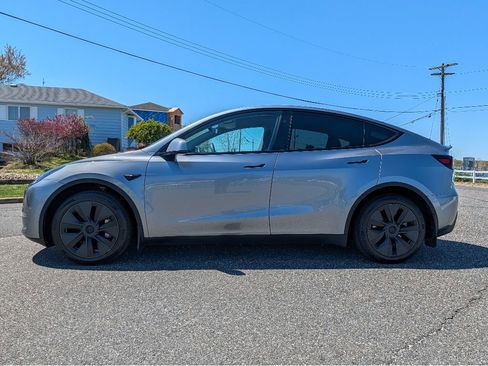 Used 2024 Tesla Model Y Long Range AWD/4WD image 9
