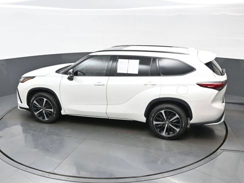 Used 2021 Toyota Highlander XSE AWD/4WD image 38