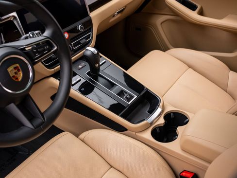 Certified 2026 Porsche Macan AWD/4WD image 12