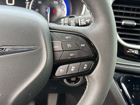 Used 2025 Chrysler Pacifica Limited FWD image 30