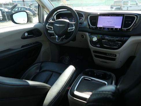 Used 2023 Chrysler Pacifica Touring-L image 23