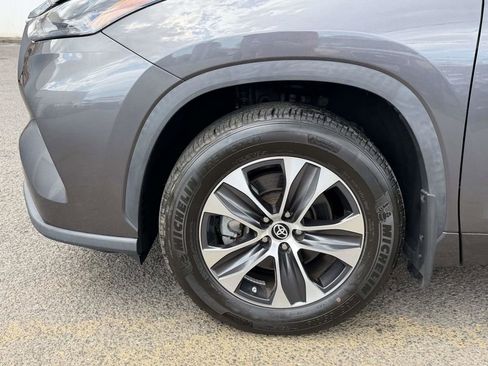 Used 2022 Toyota Highlander XLE AWD/4WD image 13