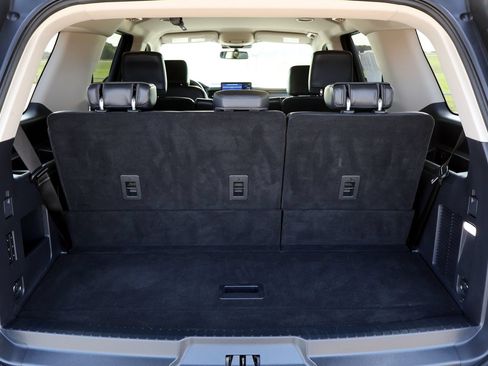 Used 2024 Ford Expedition XLT RWD image 11