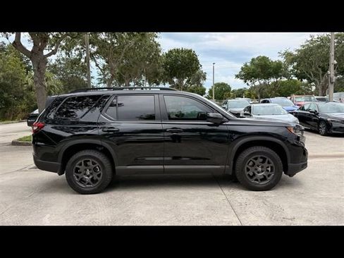 Used 2025 Honda Pilot TrailSport image 6