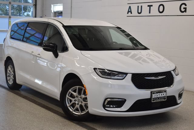 Used 2024 Chrysler Pacifica Touring-L FWD image 1
