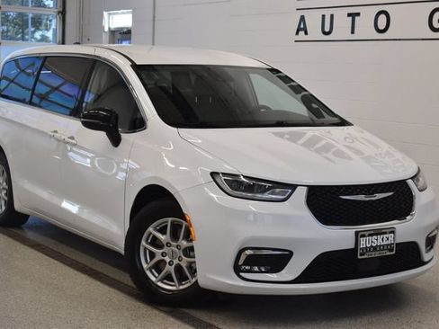 Used 2024 Chrysler Pacifica Touring-L FWD image 1