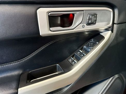 Used 2021 Ford Explorer Limited w/ Equipment Group 301A AWD/4WD image 18