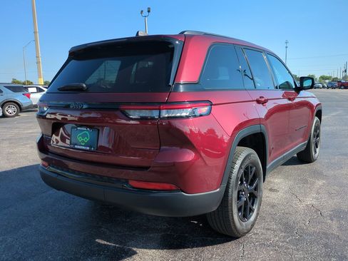 Used 2024 Jeep Grand Cherokee Altitude AWD/4WD image 4