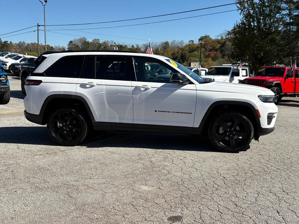 Used 2023 Jeep Grand Cherokee Limited w/ Luxury Tech Group II AWD/4WD image 3