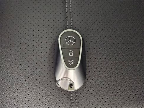 Used 2025 Mercedes-Benz GLC 300 4MATIC image 42