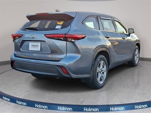 Certified 2022 Toyota Highlander LE image 4