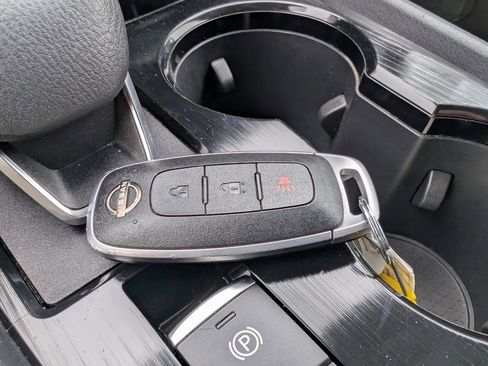 Used 2024 Nissan Rogue S image 18