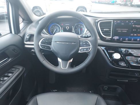 New 2027 Chrysler Pacifica Select w/ S Appearance Package FWD image 16
