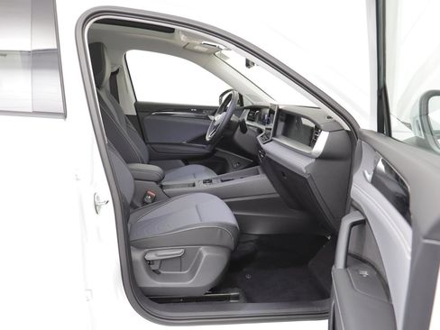 New 2026 Volkswagen Tiguan SE image 18