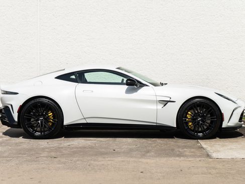 Used 2025 Aston Martin V8 Vantage Coupe RWD image 3