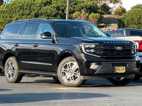 New 2025 Ford Expedition Active image 2
