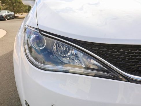 Used 2020 Chrysler Pacifica Limited w/ Tire & Wheel Group image 18