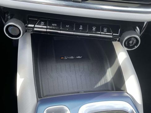 Used 2025 Chevrolet Equinox EV LT image 24