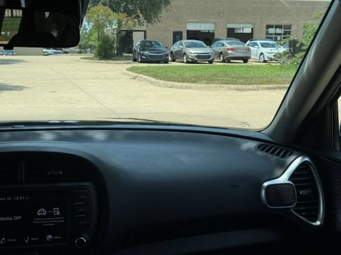 Used 2025 Kia Soul LX w/ LX Technology Package FWD image 35