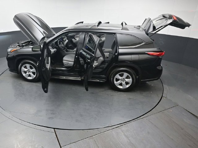 Used 2023 Toyota Highlander LE AWD/4WD image 47
