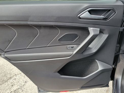 Used 2022 Volkswagen Tiguan SE R-Line image 11