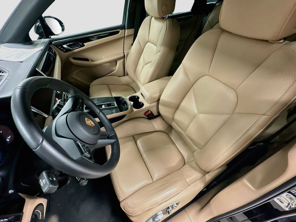 Certified 2025 Porsche Macan AWD/4WD image 5