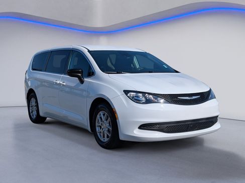 Used 2024 Chrysler Voyager LX FWD image 5