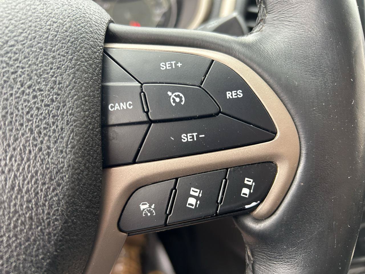 Used 2018 Jeep Cherokee Limited w/ Technology Group AWD/4WD image 20